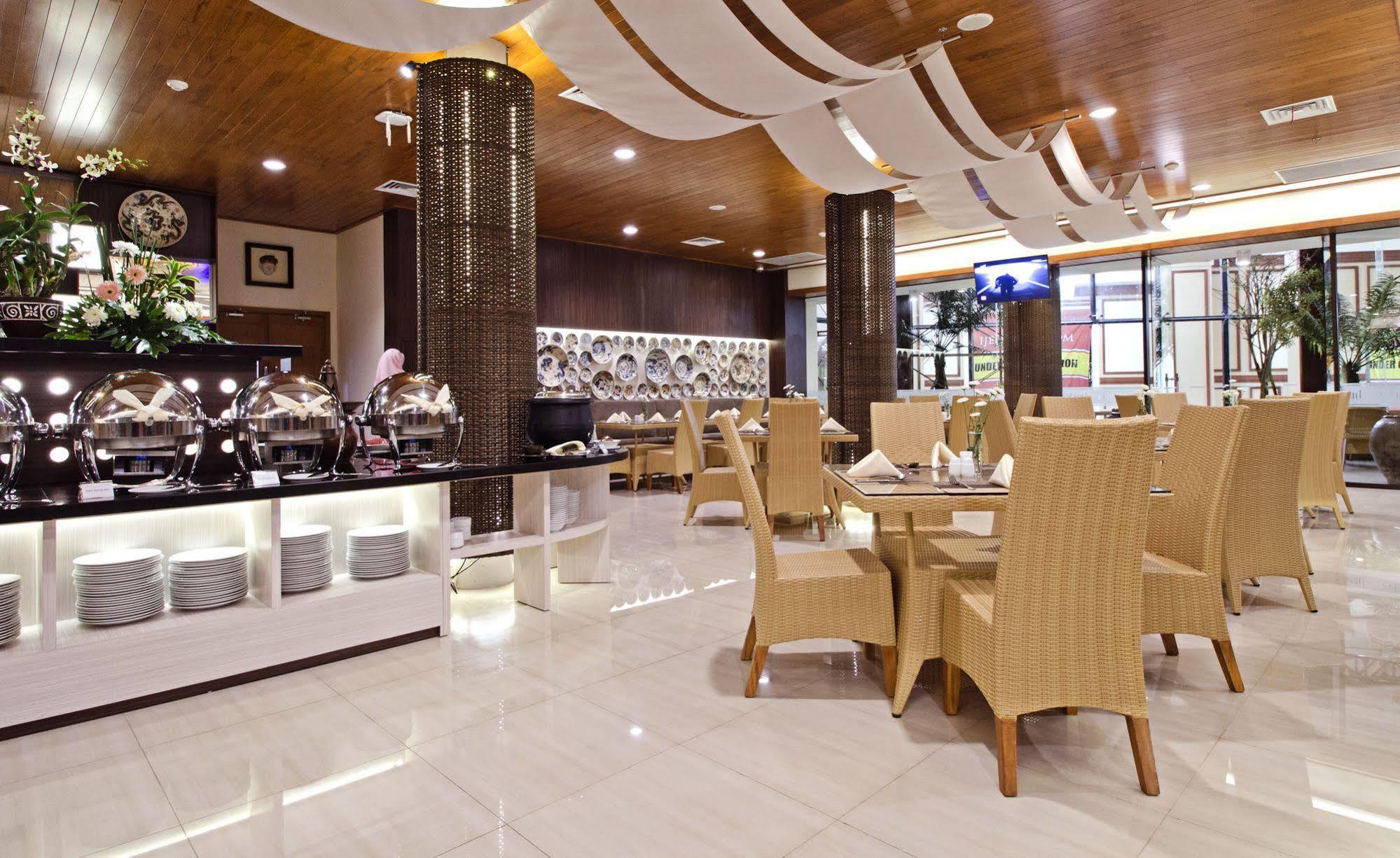 Ijen Suites Resort & Convention Malang Exterior photo